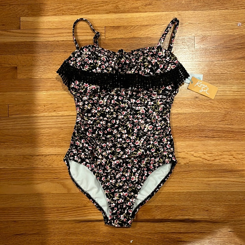 Floral swimsuit with the removable straps
